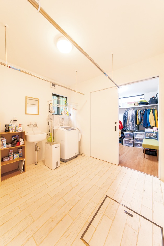 未来創建【デザイン住宅、輸入住宅、間取り】ウォークインクローゼットとつながる脱衣ランドリー室が生活に利便性をもたらす