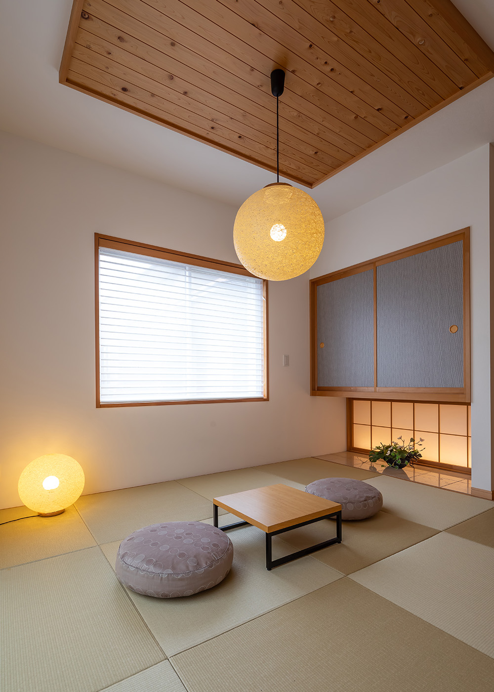 エフエフ住宅【掛川市細田293・モデルハウス】琉球畳を敷いたモダンな和室は、子供のお昼寝にも最適。扉がなく、LDKと壁一枚で仕切られているだけのため、開放的な雰囲気が漂う