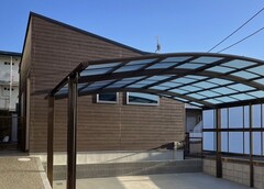 木目調と赤が奏でるシンプルモダンの家