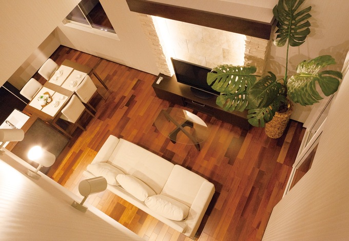 高級感のあるカリンの床、2種類のデザインストーンをあしらった壁。LDKはリゾートのコテージを思わせる豪華な仕上がり