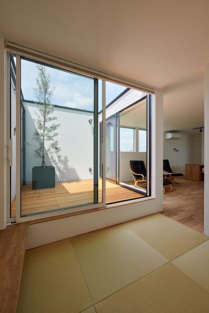 S.CONNECT（エスコネクト）【デザイン住宅、間取り、建築家】インナーテラスの横にはリビングとフラットにつながる和室スペースを設けた