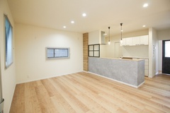 ナチュラルな木目とアクセントのブラックが映える住まい