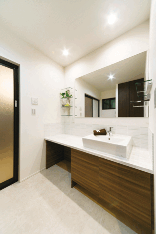 希望したのはホテルのような洗面台。1つ1つのパーツは既製のものだが、組み合わせることにより、使い勝手がよくオリジナルの洗面台が完成した。背後には稼動棚をもつ収納を用意。