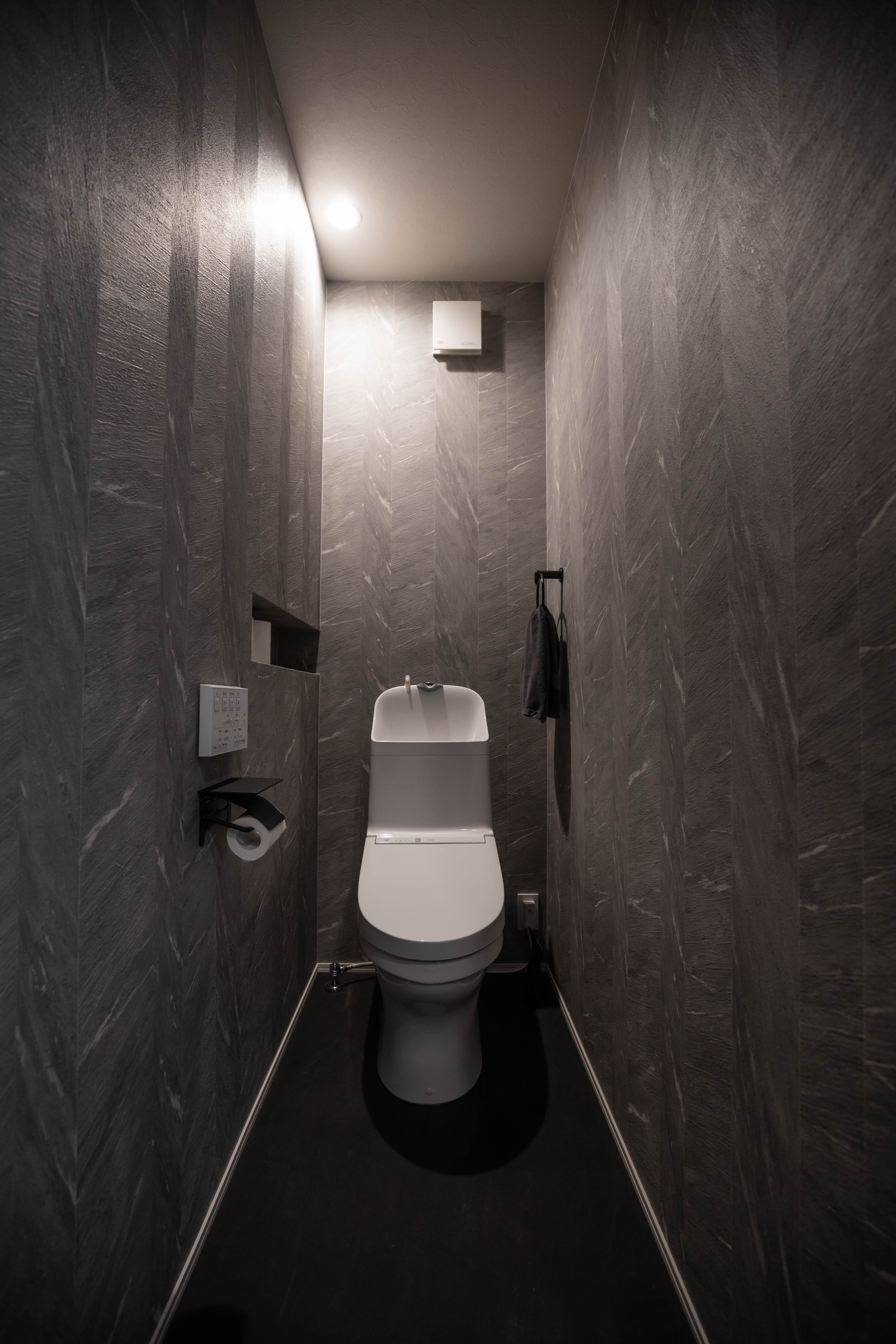 クラフトホーム｜将来、2世帯での生活を見据えて、平屋でありながらトイレを2カ所設置。トイレが2カ所あることで、朝の忙しい時間帯や来客時にもストレスフリーに。2世帯での生活では、プライバシーの確保も重要。トイレが2つあることで、自分たちのペースで生活できるため、プライバシーを守りつつ、快適な暮らしが可能。長期的に見ても安心して暮らせる住まいになった
