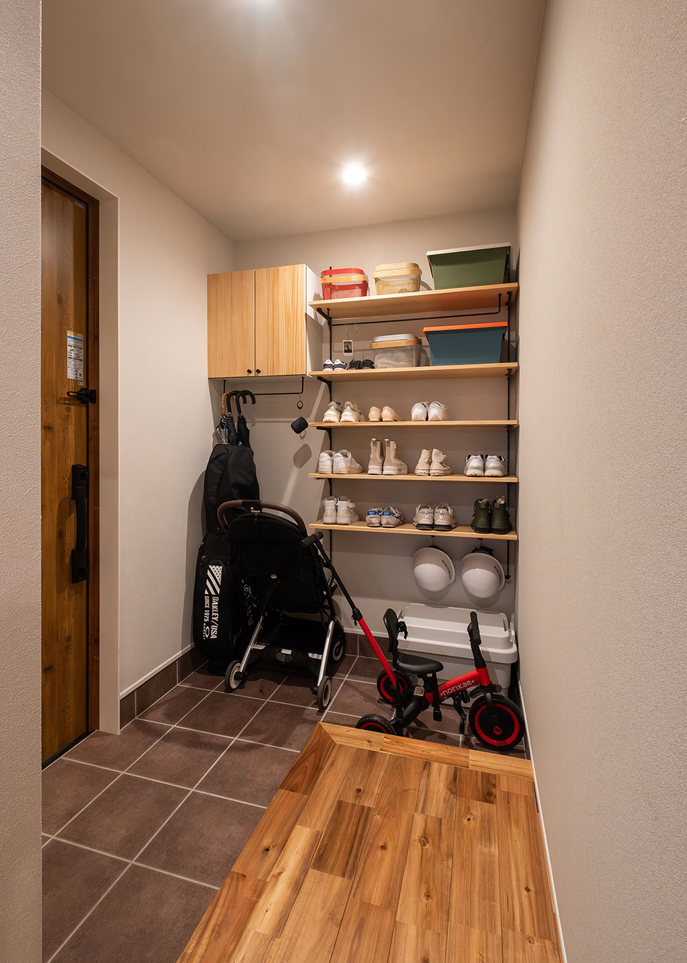 R＋house御殿場（岳南建設）【省エネ、ペット、建築家】玄関ホールはL字型に土間を配置して、オープンスタイルの収納を造作。玄関の中までベビーカーで入れ、そのまま置けるので便利と奥さま