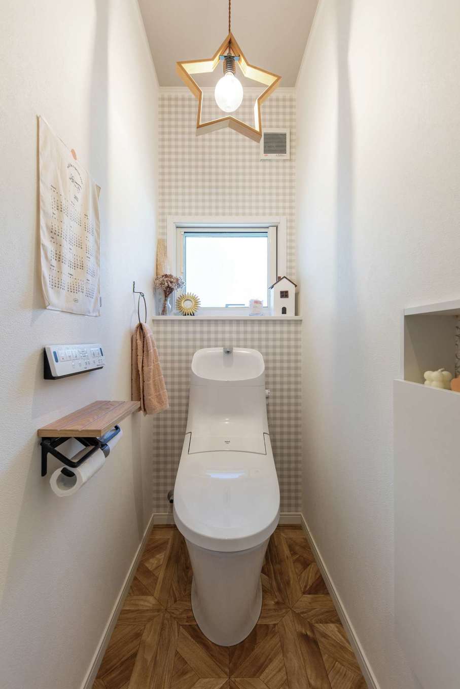 ハートホーム【デザイン住宅、自然素材、間取り】アクセントクロスと照明でトイレにもかわいさをプラス。「照明はネットで購入しました。持ち込みOKで自由度が高いのもよかったです」と奥さま