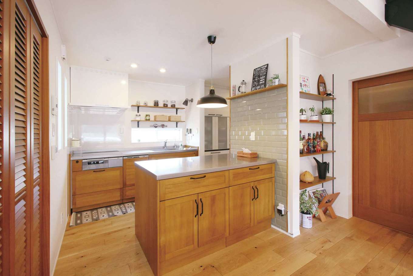 片桐建設【間取り、デザイン住宅、省エネ】壁付け型のキッチン、作業台のパネルはともに無垢材を使用し天板はステンレスに。夫婦で一緒に料理する機会も多い