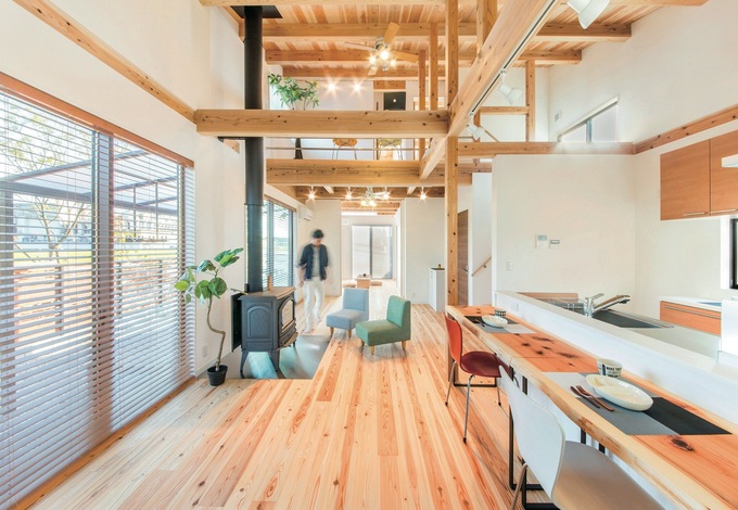 キッチンから家族がどこにいても様子がわかるので、子育てママも安心して料理に集中することができる。天竜杉の床は冬でも素足になりたいほどあたたかい