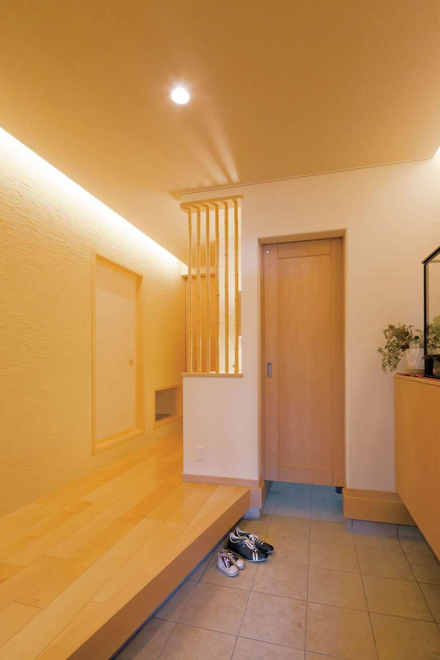 住宅工房 アリアンス【子育て、省エネ、間取り】無垢と塗り壁が調和した高級感のある土間玄関。手洗い、トイレ、サニタリーへと直結する「どろんこ動線」が子育てママのストレスを軽減