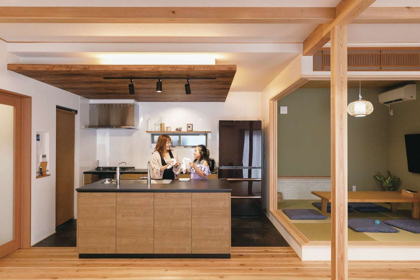 ハートホーム【デザイン住宅、和風、自然素材】キッチンは下がり天井に間接照明を入れておしゃれに。一直線にパントリー、キッチン、和ダイニングと並び、動線が短く動きやすい
