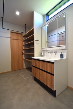 洗面・浴室・ランドリールームなどの水回りから、ファミリークロークまでを一直線に配置。家事ラクな動線に。