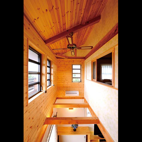 開放感あふれる吹抜けのリビング。主寝室と次女の部屋から見下ろせる