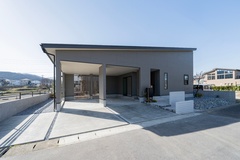 愛車と暮らす平屋のモダンライフ