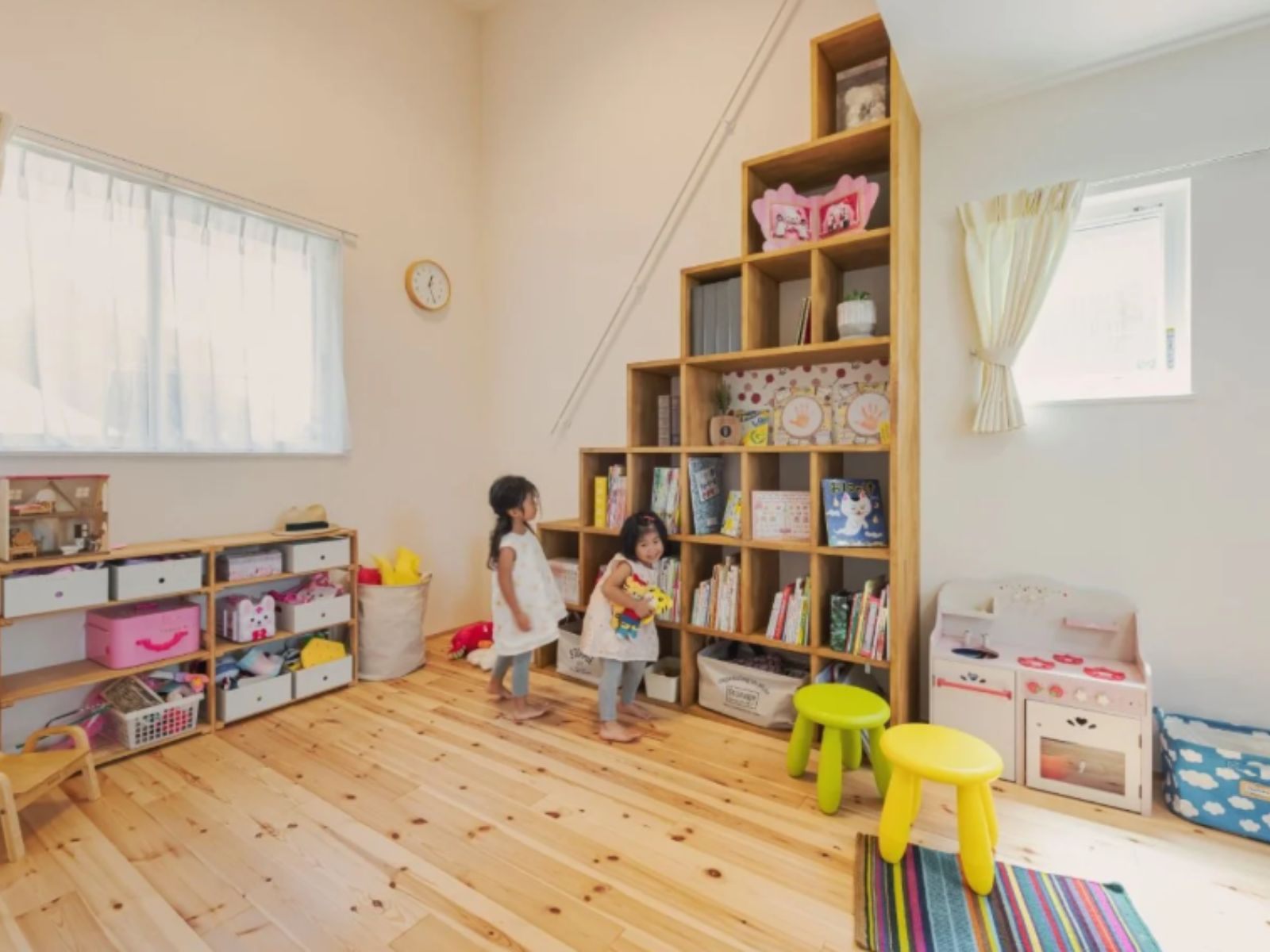 ユースフル｜明るい木目調の子ども部屋。たっぷりとした収納棚におもちゃや本が並び、遊び心が感じられる空間で、子どもたちが楽しく過ごせる。
