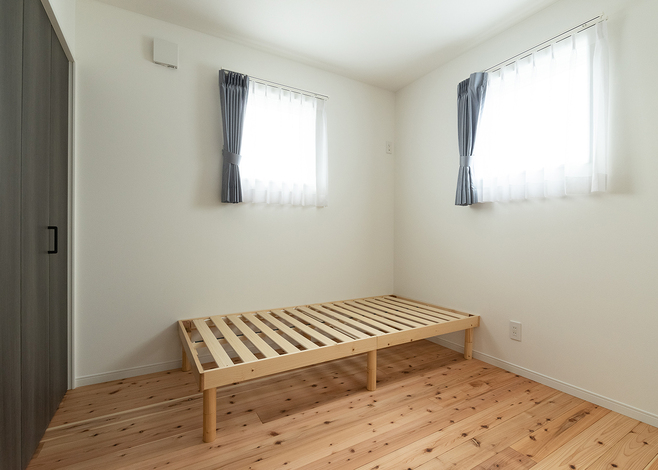 子ども部屋。2方向に設置した窓から差す日差しがあたたかい空間