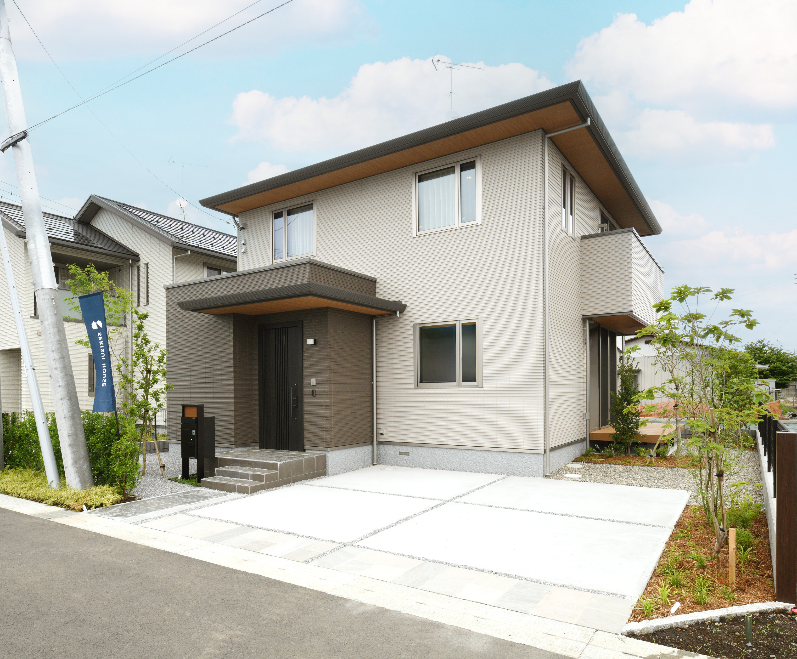 積水ハウス 宇都宮支店｜モダンなデザインの二階建て住宅の外観。シンプルなラインと色調が調和し、洗練された印象を与えている。開放感のある玄関周りが訪れる人を優しく迎える。