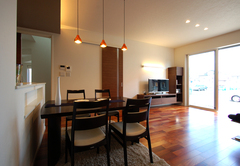 大きな窓から明るい光が差し込むリビングダイニング。ダイニングテーブル横のニッチが便利