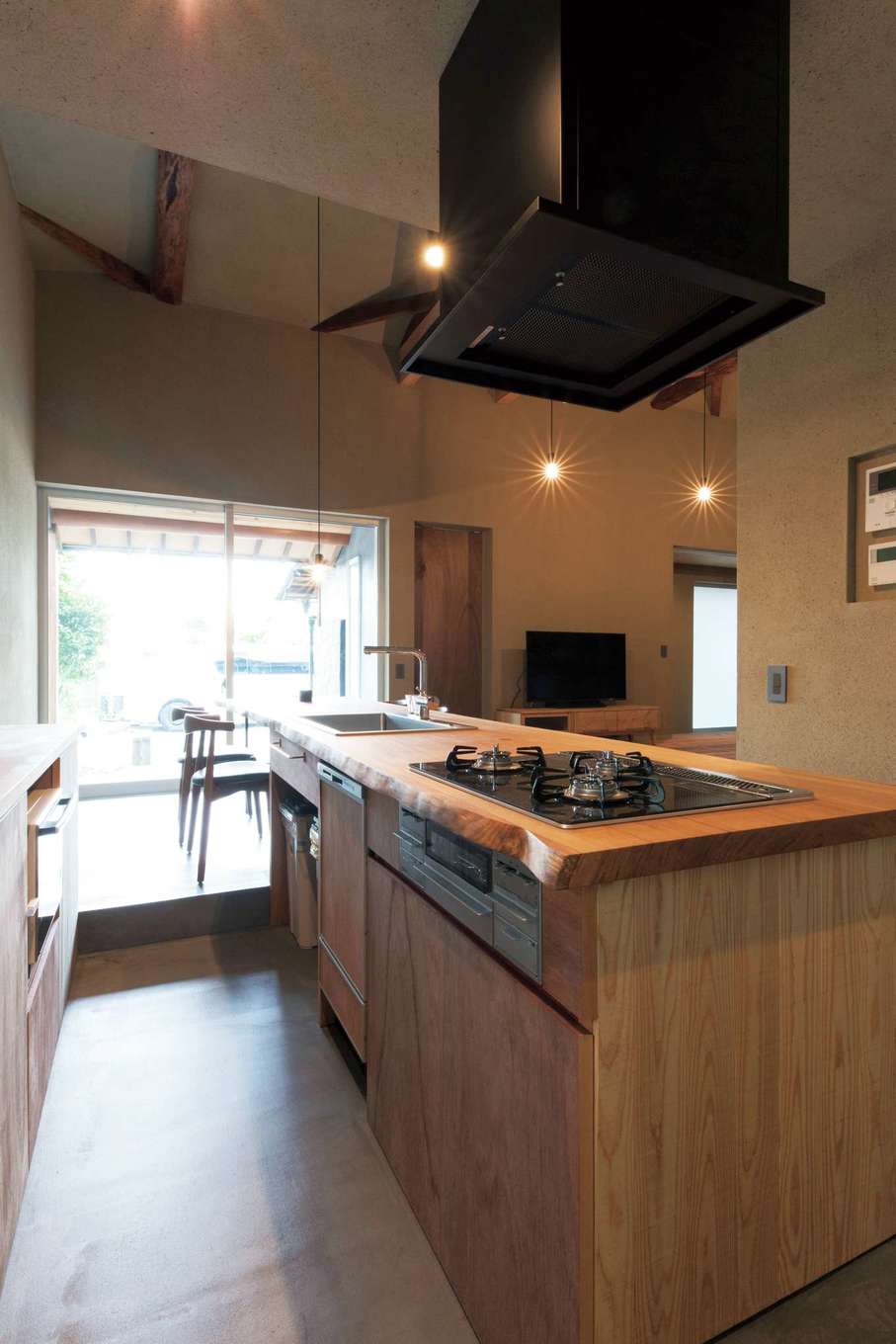 建杜 KENT（大栄工業）｜ダイニングから一段下がったキッチン。土間で掃除もしやすい。ダイニングの窓の外はテラスへと続く