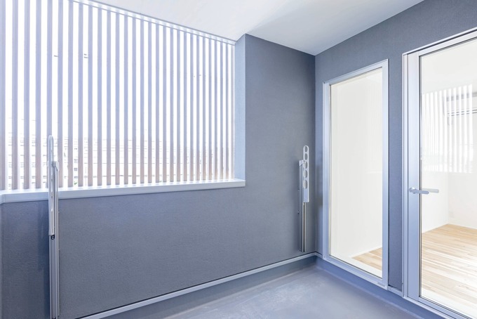 格子で覆ってプライバシーを確保したバルコニー。1階のリビング前に洗濯物を干さずに済むので、リビングからの景色を美しく保てるメリットも