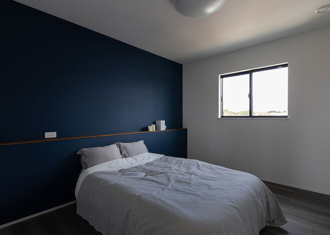 寝室の落ち着いたアクセントクロスが睡眠を整える