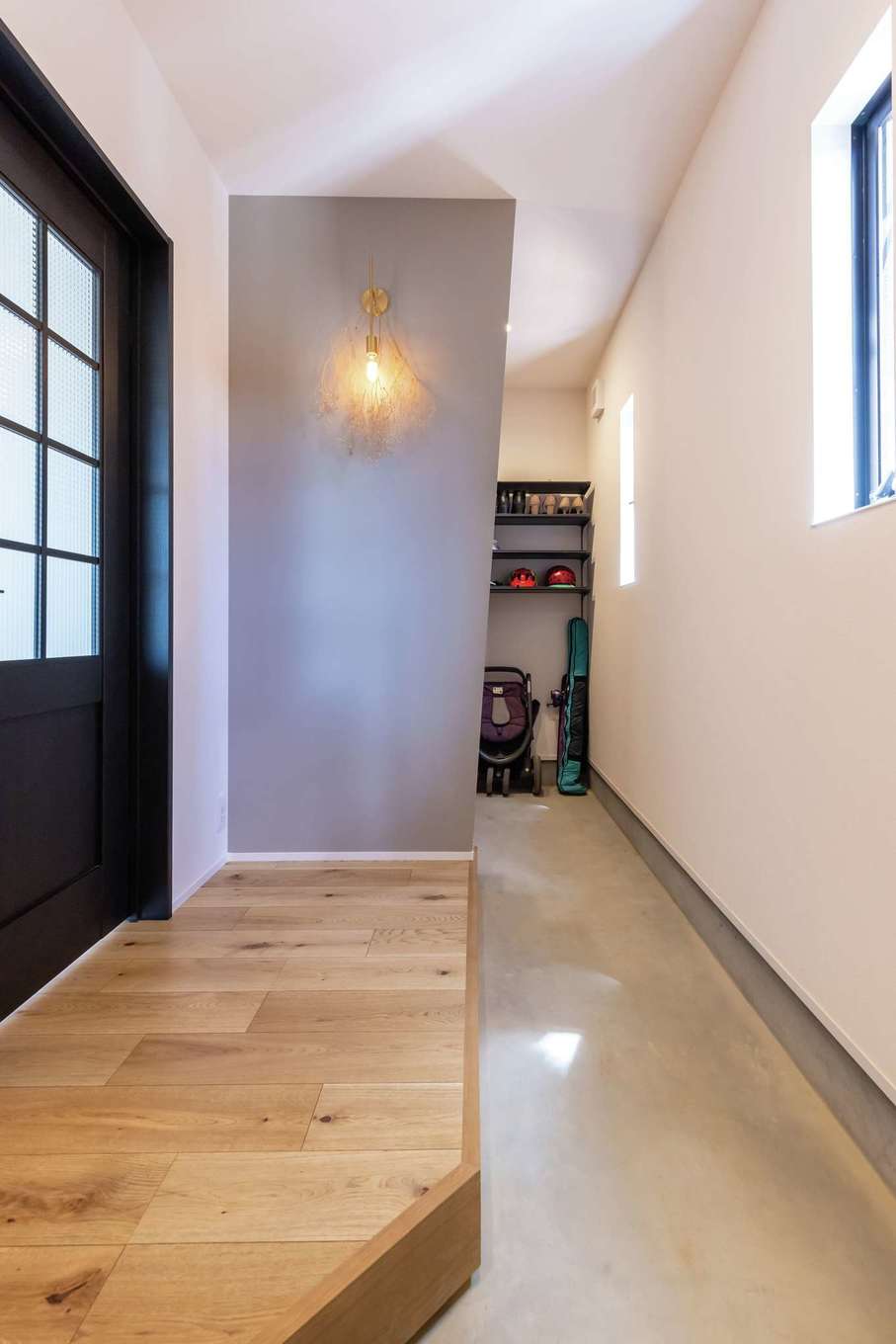 SEVEN HOUSE/セブンハウス【デザイン住宅、間取り、平屋】通り土間のある玄関ホール。框を斜めにカットすることで、空間を広く見せる