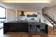 快適さと上質の心地よい融合。自然素材のZEH住宅