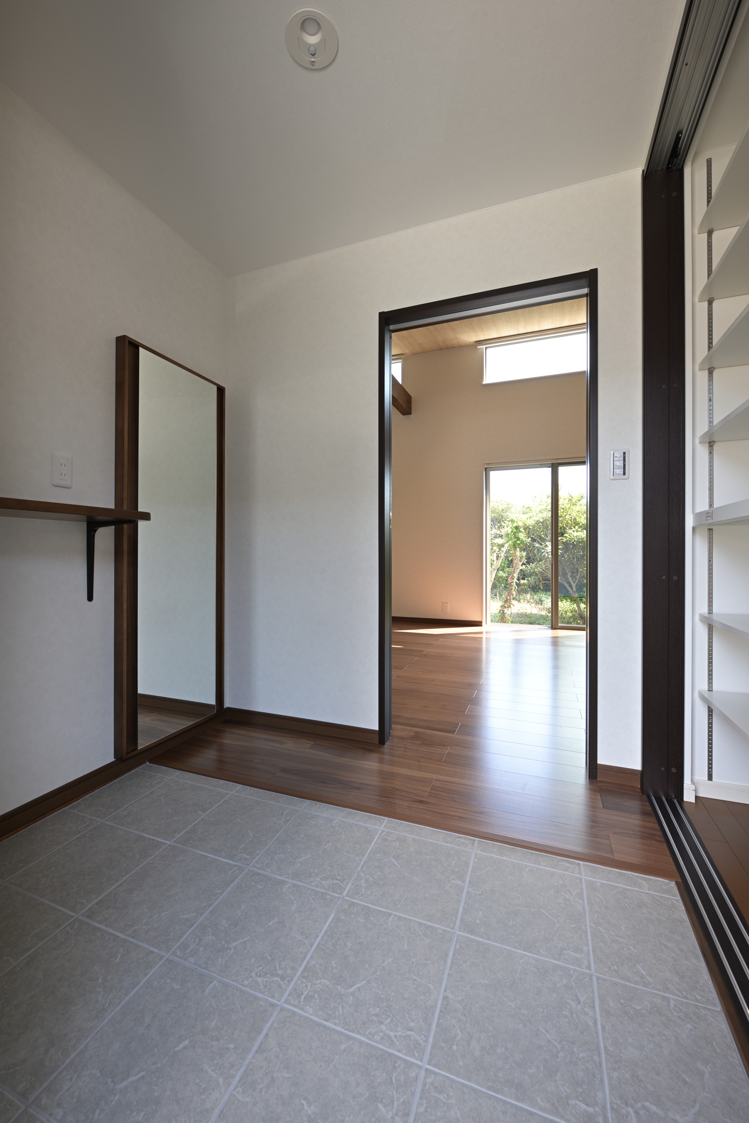 芳賀建工【子育て、収納力、間取り】段差のないフラットな玄関ホール。大容量のシューズクローゼットと座って靴を履けるベンチを造作した