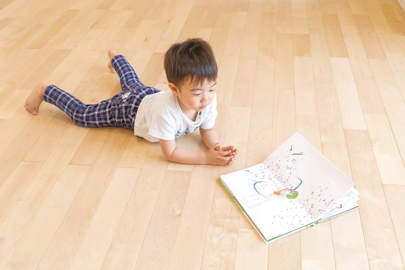 アキヤマ【子育て、自然素材、間取り】四季を通して床に座る暮らしを可能にする、床暖房OKの無垢バーチ材。暖かい空気は、足元から部屋中に広がる。