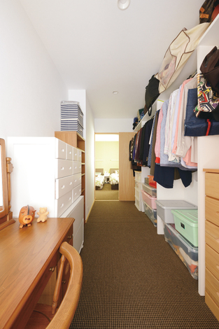 2階はランドリールーム・ウォークインクローゼットと寝室が回遊できる設計に