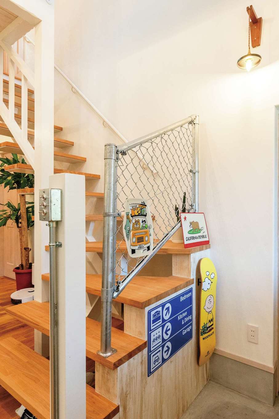 富士ホームズデザイン【輸入住宅、趣味、ガレージ】階段の手すりにアメリカンフェンスを採用
