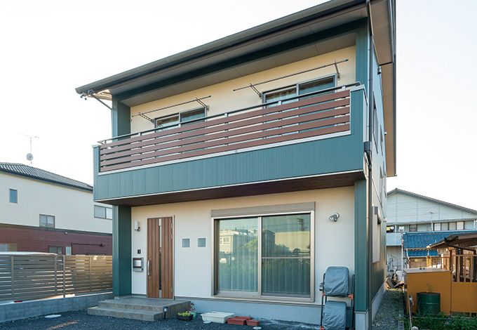 ひらおか建築【子育て、自然素材、建築家】ガルバリウム鋼板と塗り壁の、異素材をミックス。玄関ドアとバルコニーのフェンスが、ナチュラルな印象