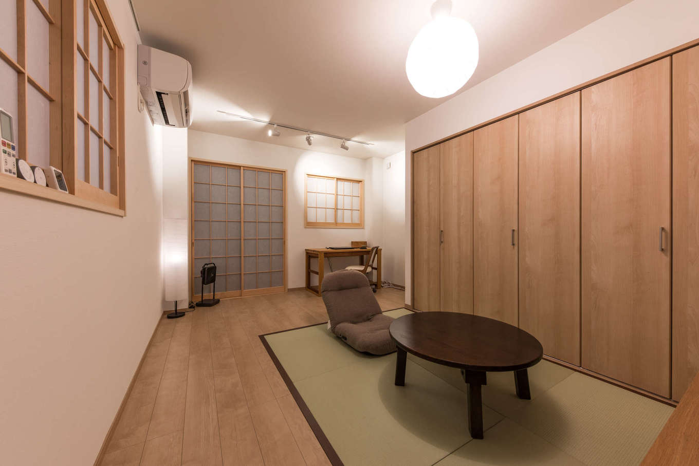 建築システム（狭小住宅専門店）【収納力、狭小住宅、鉄骨鉄筋コンクリート構造】ご主人の仕事部屋はフラットな畳スペースと障子窓で和の設えに。奥の障子の向こうには来客とお茶を楽しむスペースが設けられている