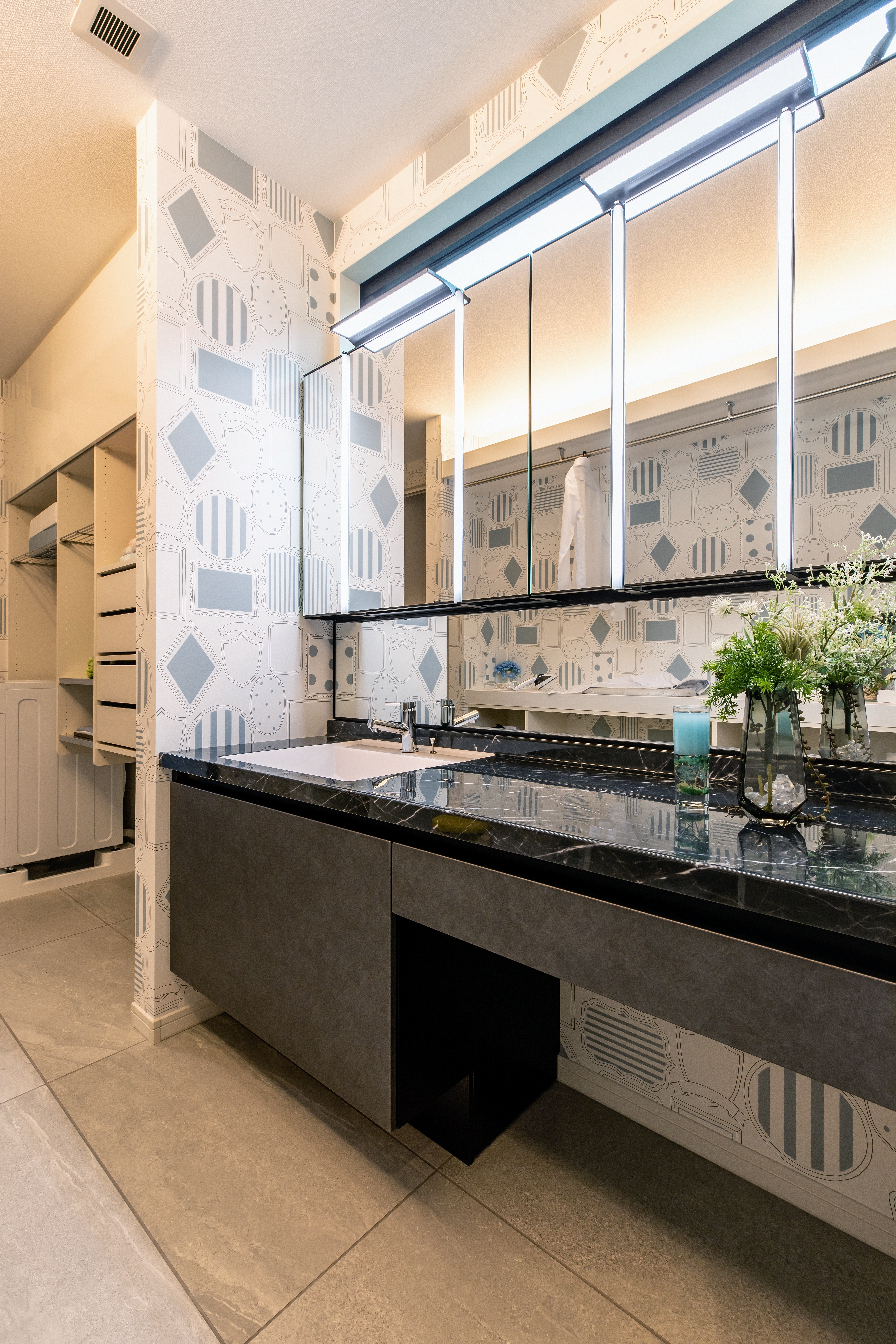 コンチネンタルホーム｜大きな鏡とモダンなデザインが特徴の洗面スペース。広々としたカウンターと収納が使いやすい。