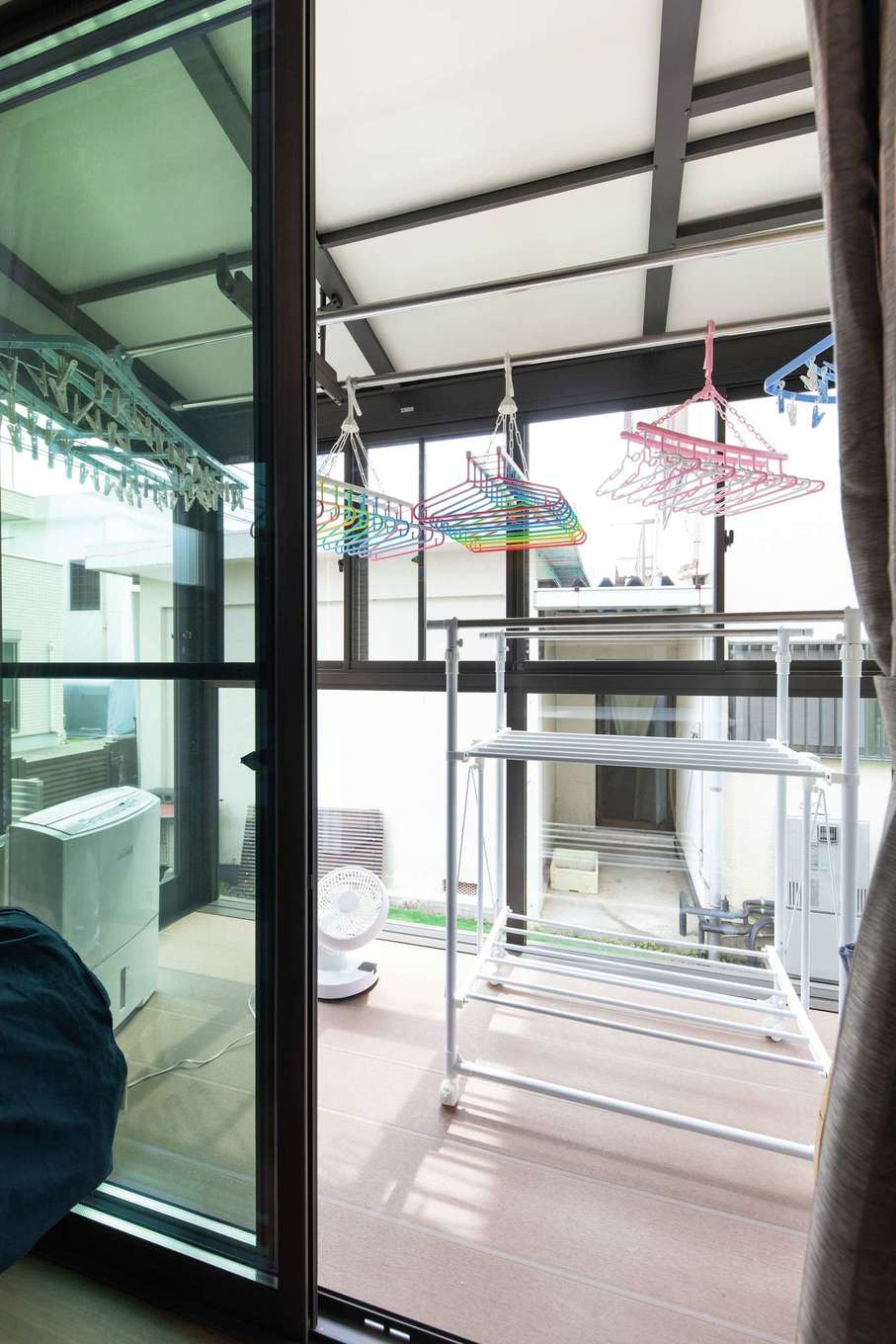 平屋専門店 カナウハウス【1000万円台、子育て、平屋】共働きのF夫妻にとって、予算内でサンルームを設置できたことも笑顔の理由。時間や天気を気にすることなく、洗濯物を干すことができ、室内干しよりもずっと乾きがいい