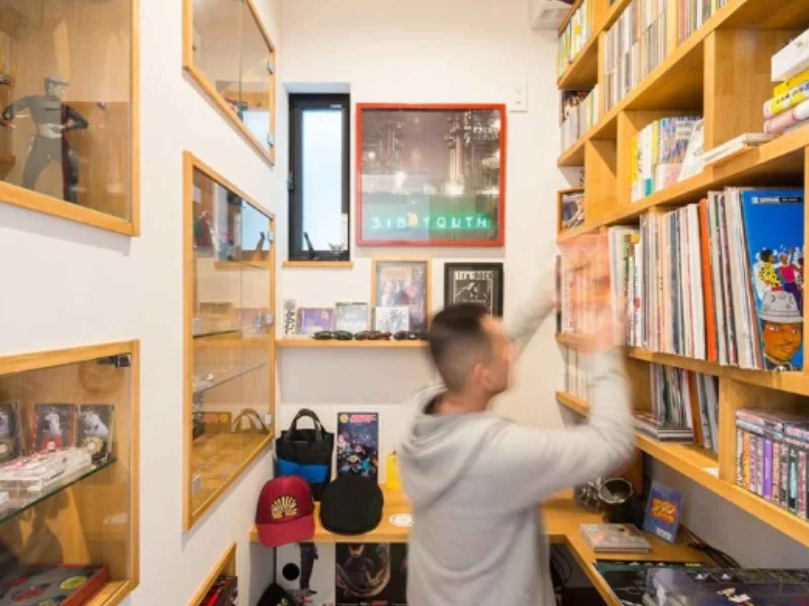 ユースフル｜趣味を楽しむための書斎。壁には書籍やグッズが整然と並び、個性あふれる空間が広がっている。飾り棚にはコレクションが展示されており、見ているだけでも楽しい。