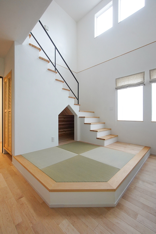 約2畳の小上がりは、子どもがおもちゃを広げて遊べる場所。階段下のヌックはおもちゃを片付ける定位置になっている。子どもが大きくなったら書斎に使いたいですねと話すご主人。年月と共に使い方を変えられる空間だ