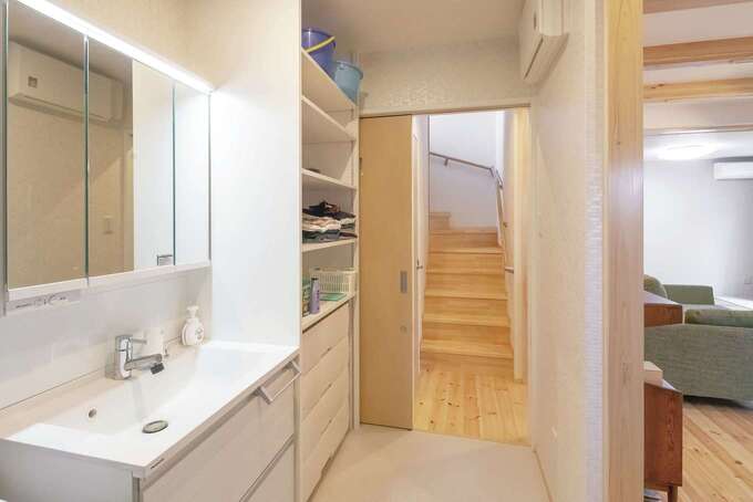 2階からLDKを通らずに浴室が使えるよう入口を2つ用意。動線の工夫でストレスを軽減