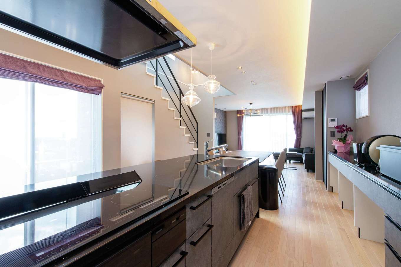 遠州鉄道 遠鉄ホーム【デザイン住宅、狭小住宅、インテリア】アイランドキッチンからダイニングテーブル、広々としたリビングまでが一直線に伸びるレイアウト