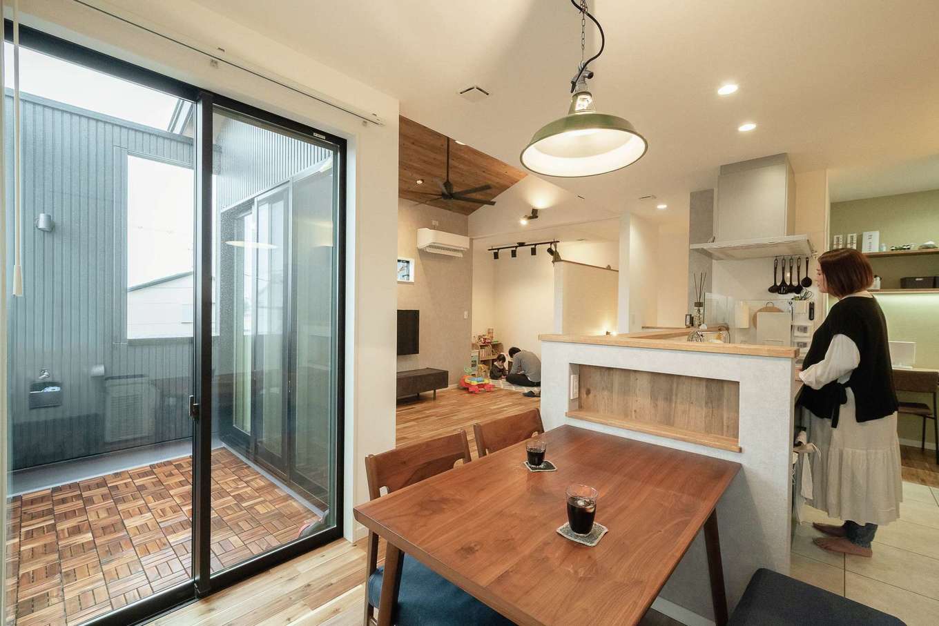 三和建設【デザイン住宅、子育て、間取り】東に設けたバルコニー。視線を遮りながらBBQや子どもプールを楽しめる。ウッドパネルの床は奥さまがDIYで仕上げた