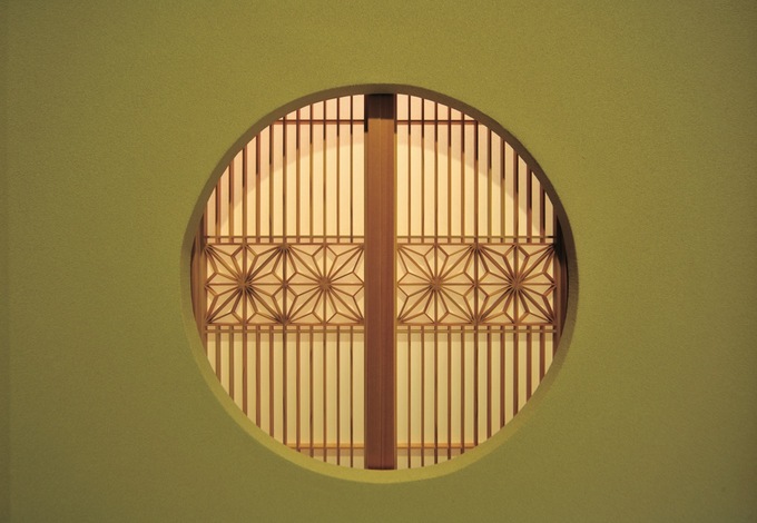 客間の意匠。昼夜で陰影の違いを楽しめる