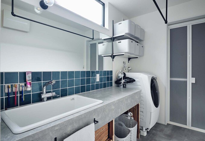 横幅約180cm、鏡もシンクもワイドサイズを採用した造作の洗面台。朝の混み合う時間帯にも二人同時に使えて便利