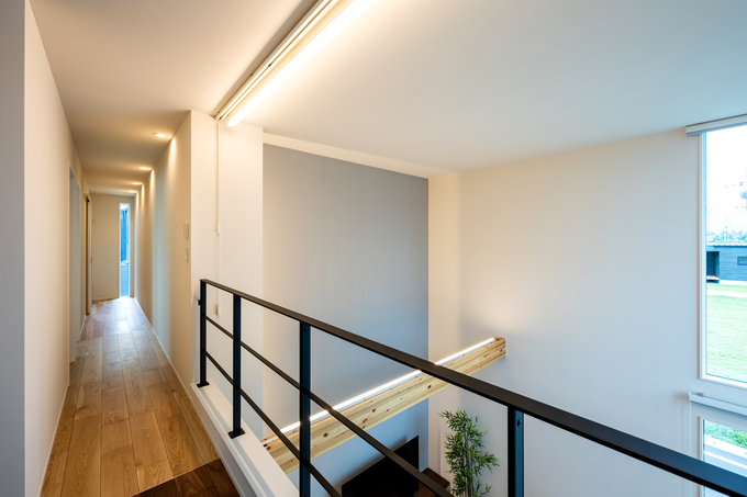 明るい採光が特徴の廊下。手すりもモダンなデザインで、スタイリッシュな空間を演出している。