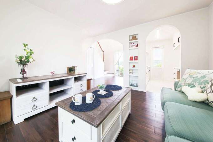 白い塗り壁と無垢フローリングで仕上げたエレガントなリビングに「Ashley（アシュレイ）社」の家具がベストマッチ