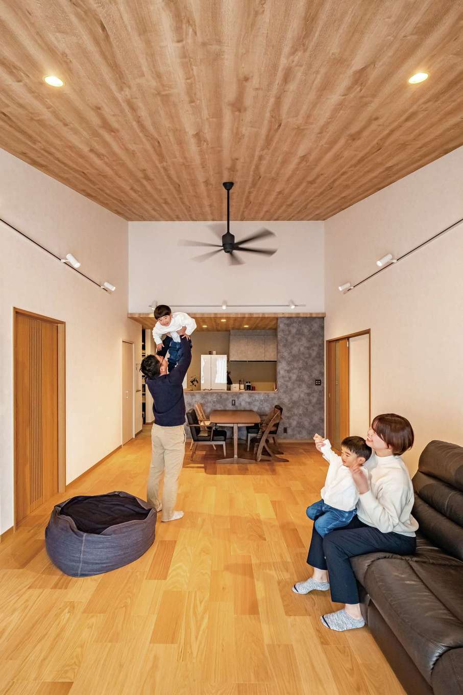 ぽっくハウス【リプルス】【省エネ、間取り、平屋】和モダンスタイルのLDKは24畳の大空間。スケールの大きな勾配天井を採用したことで視線が奥へと伸び、平屋とは思えない開放感が生まれた