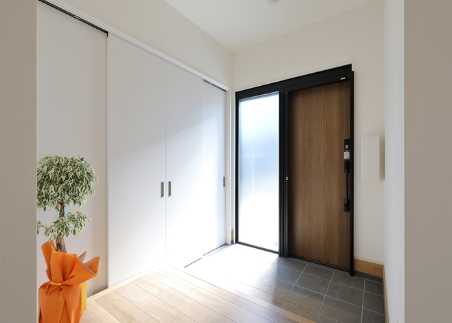 大きな荷物があっても出入りのしやすいよう、広々としている。シューズクロークも大容量収納でき、シンプルで使い勝手の良い玄関に