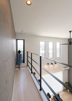 バルコニーにつながる空中廊下。アイアンの手すりがお気に入り