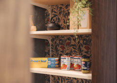 パントリーは壁紙で遊び心をプラス。キッチン収納と合わせて、日用品をまとめて収納できる
