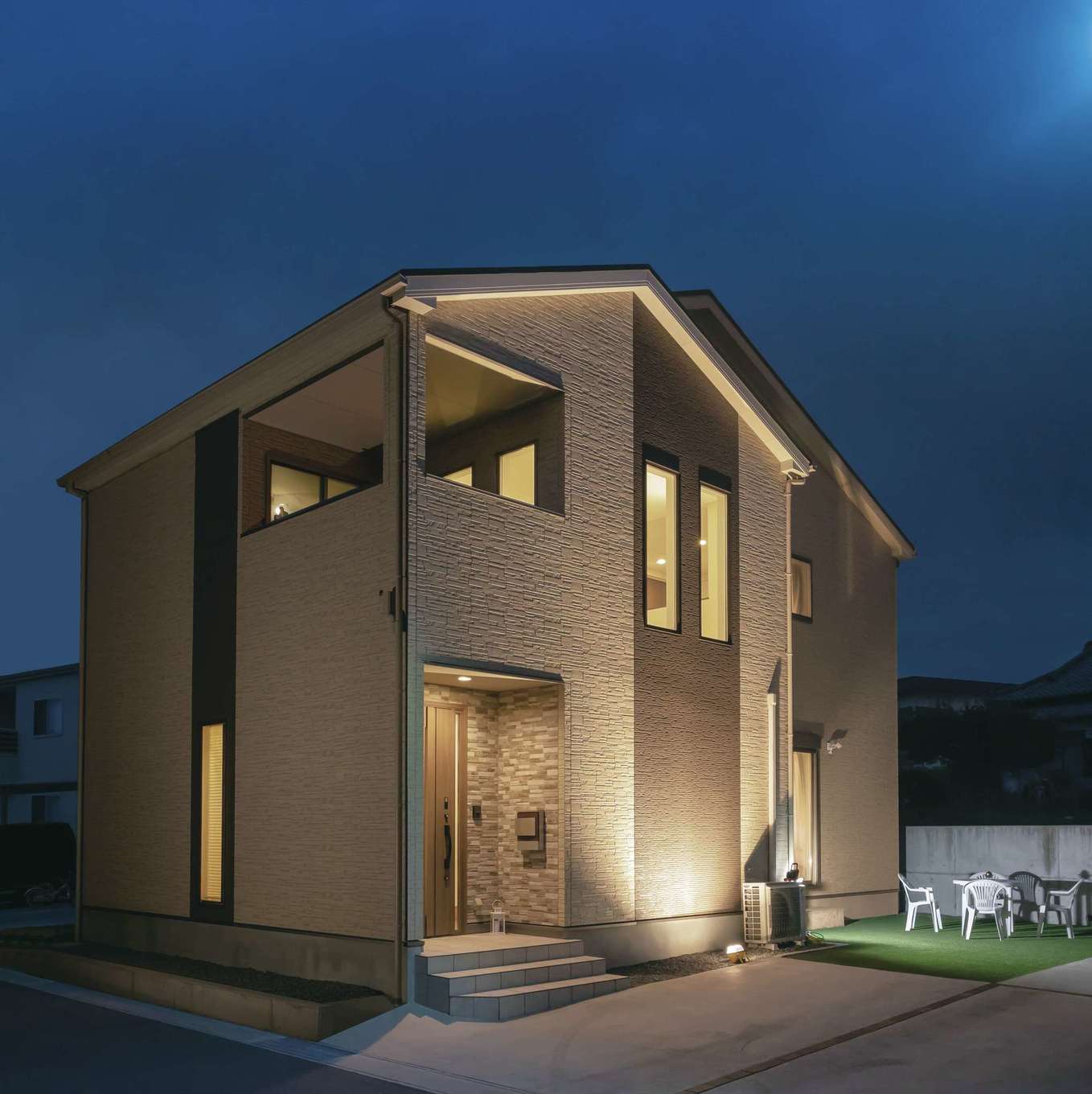 住宅工房 アリアンス【デザイン住宅、趣味、間取り】飽きのこないデザインでありながら、施主さんの個性を感じる外観は、分譲地の中でもひときわ異彩を放つ。日当たりのいい南面をあえてスリットの窓だけにしたことで、日中も通りからの目線を遮りつつ、室内にたっぷりの光を招き入れる