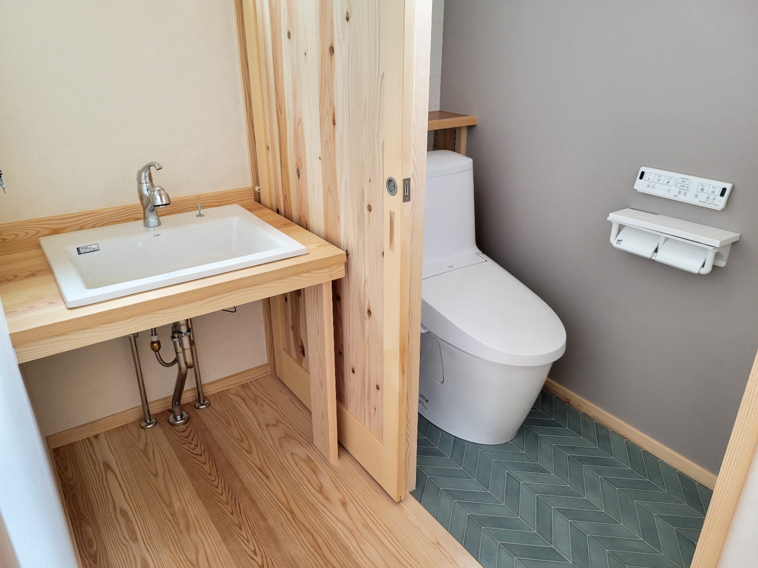 アクトホーム｜2階のセカンドトイレは寝室や子ども室からすぐにアクセスでき、隣に洗面カウンターを備えたコンパクトながら使い勝手の良い空間です。
