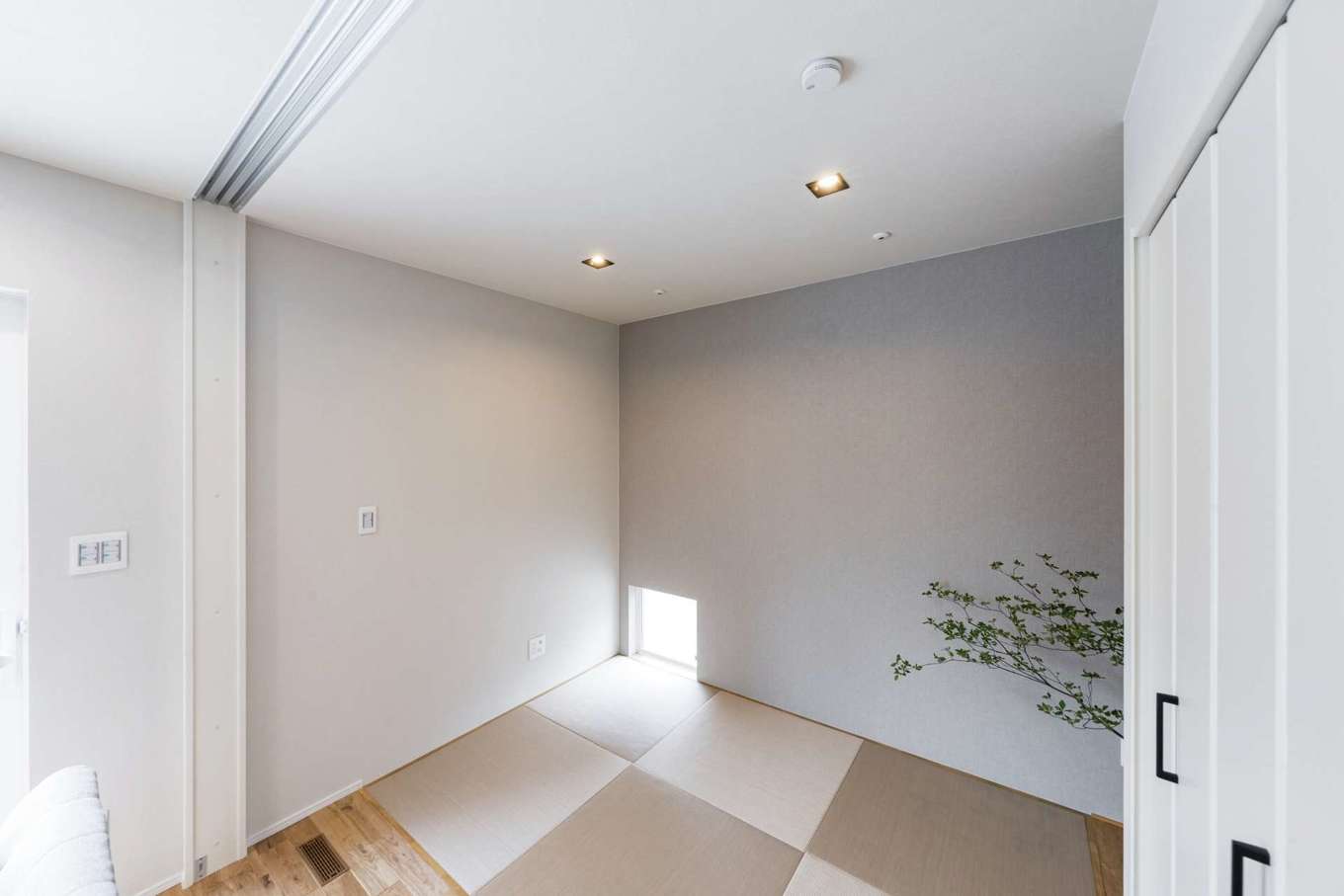 Gate air house/阿部住宅【デザイン住宅、狭小住宅、省エネ】リビングと隣接する畳コーナー。次男を昼寝させたり、アイロンをかけたり、多用途に使用できて便利。間仕切りも可能で、ゲストの寝室にもなる